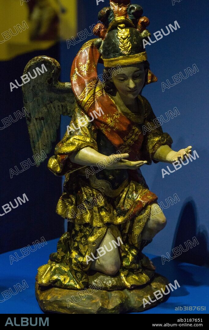 arcángel San Gabriel, talla en madera, estofada,encarnada y policromada, siglo XVIII, museo colonial, Hotel museo Casa Santo Domingo,  antiguo Convento de Santo Domingo,Antigua Guatemala, departamento de Sacatepéquez, Guatemala, Central America.