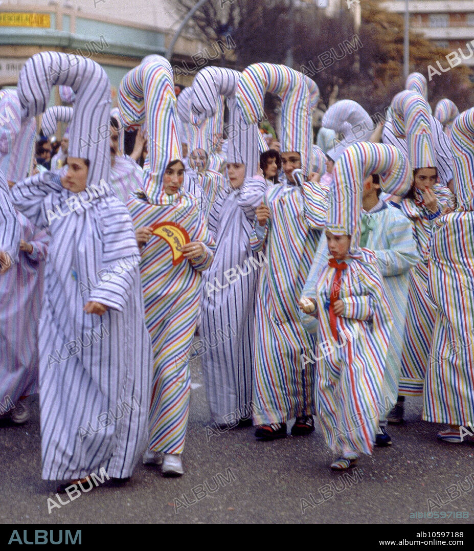 CARNAVALES 1988-COMPARSA DISFRAZADA DE GARROTE DE CARAMELO.