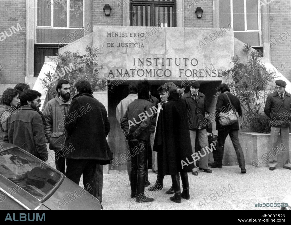 Diciembre 1983. Familiares y Amigos de las Víctimas del incendio de la discoteca Alcalá 20 A las Puertas del instituto anatómico forense.