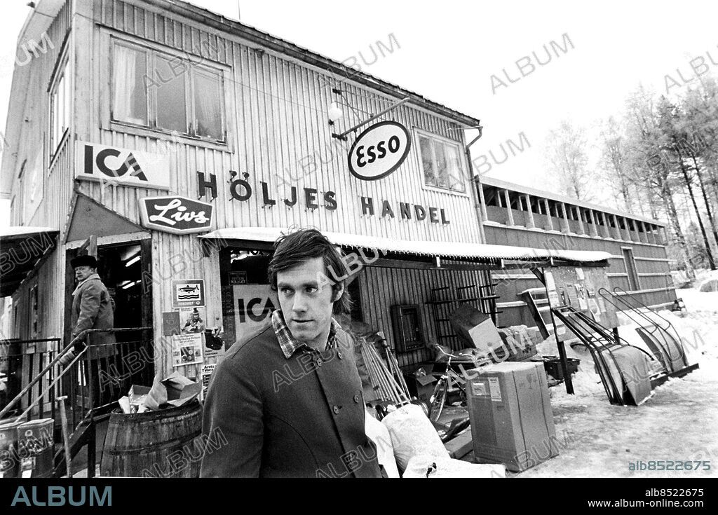 VÄRMLAND HÖLJES 1973-11-23. Reportage inför LIVAT I FINNSKOGARNA Radioprogram. Sänt första gången 1974-01-09. Lanthandel i Höljes med föreståndaren Peter Larsson. Foto: Bo-Aje Mellin / RiR / SVT / Kod: 5600 Reportage och liknande bild publ. i RiR 2/74 sid. 14-16. RiR 21054 sv/v neg    Exteriör Affärer Höljes handel Ica Livs Esso persons: PETER LARSSON sites: VÄRMLAND;HÖLJES;SVERIGE.