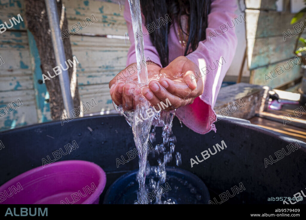niña lavandose el pelo, aldea de Yacón, San Sebastián Lemoa, municipio de Chichicastenango , Quiché, Guatemala, America Central.