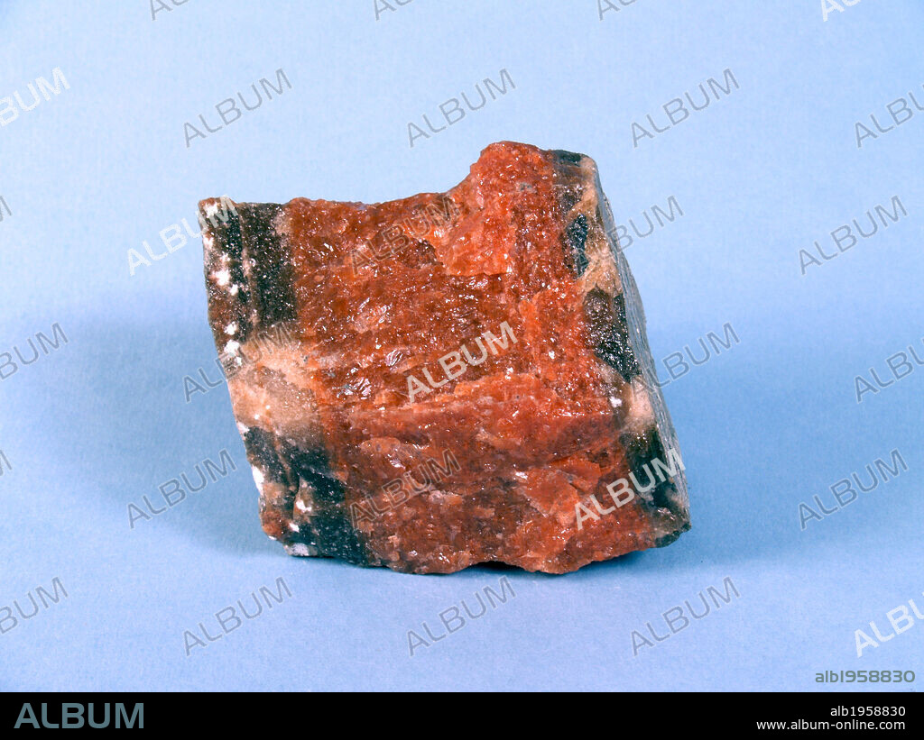 SILVINA. Mineral constituido por cloruro de potasio, monométrico, de sabor amargo. Utilizado como materia prima para la extracción del potasio.
