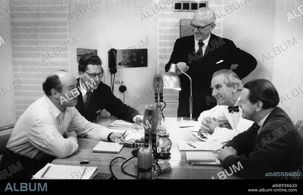 Orig. bildtext... MUSIKDEBATTEN DEN 18/1 1957 Om "Anabase", fr v Karl-Birger Blomdahl, Bo Wallner, Julius Rabe, Erik Hj Linder och Yngve Flyckt Anm. Kompositörer Musikvetare Atonal musik Debatter Foto: Bertil S-son Åberg / SVT RIR 13422 sv/v kopia Radio Musik L3 persons: ERIK HJALMAR LINDER;YNGVE FLYCKT;JULIUS RABE;BO WALLNER;KARL-BIRGER BLOMDAHL sites: STOCKHOLM;SVERIGE. Bilden får endast användas i programpresenterande sammanhang. Fotografens namn, Sveriges Television samt programmets titel skall alltid anges.