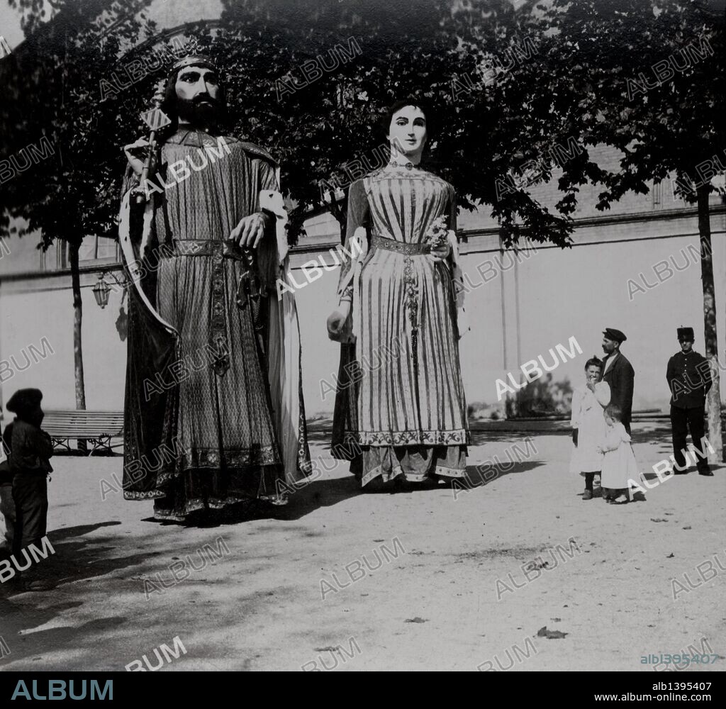 Bartomeu y Montserrat, pareja de gigantes cristianos de Sitges (Barcelona). Aós 1900.