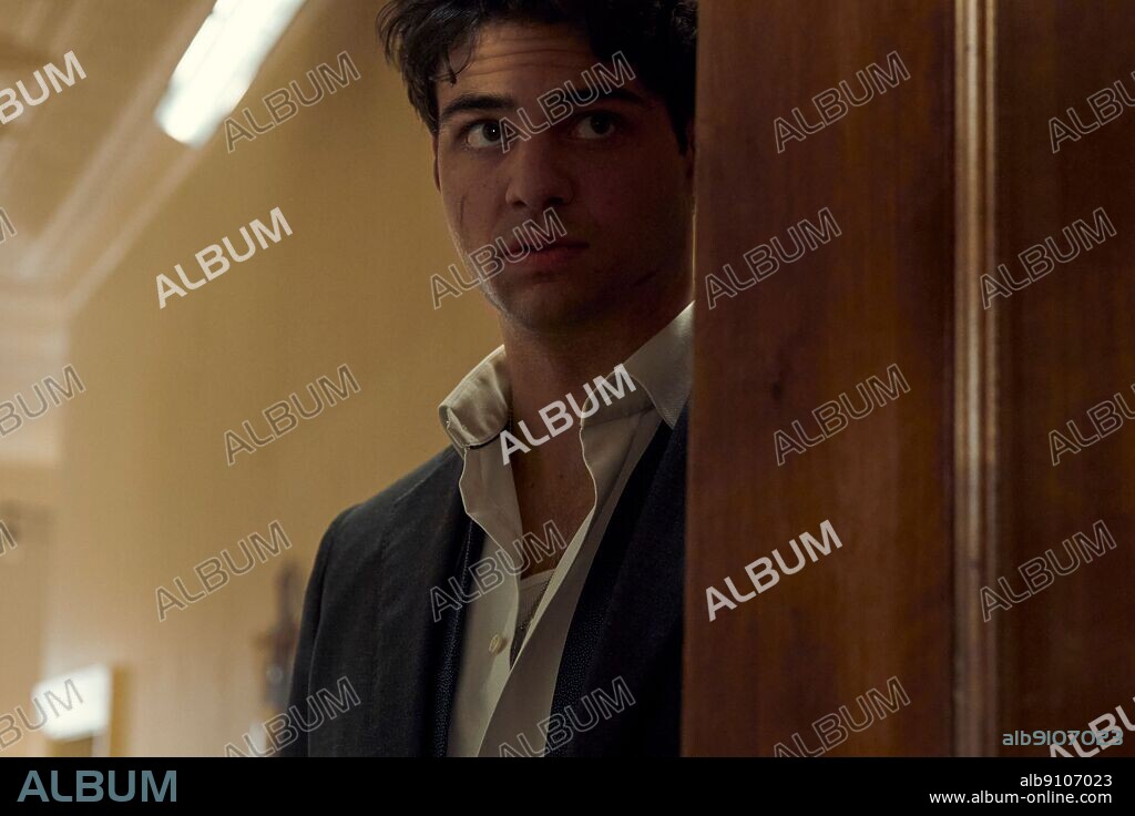 NOAH CENTINEO en EL NUEVO EMPLEADO, 2022 (THE RECRUIT), dirigida por DOUG LIMAN. Copyright ENTERTAINMENT ONE.