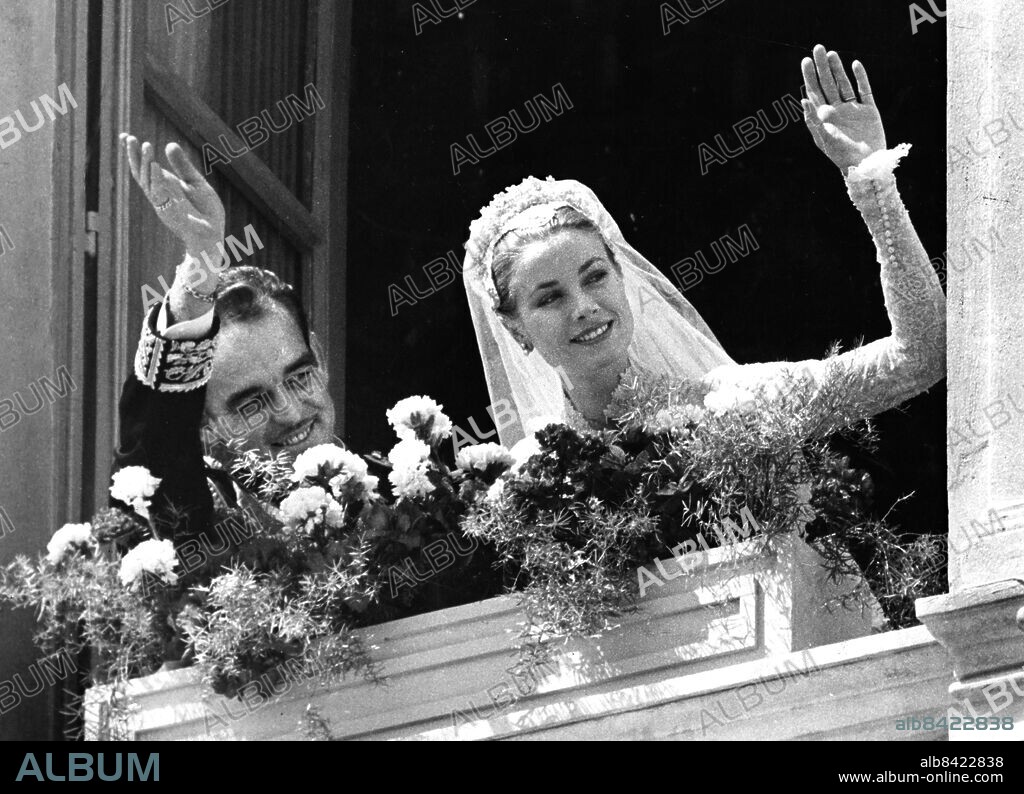ARKIV MONACO 1956-04-19. Bröllopsparet furst Rainier III av Monaco och furstinnan Grace av Monaco vinkar från balkongen på slottet i Monaco efter vigselceremonin 19:e april 1956.. Foto: UPI / TT / Kod: 450.