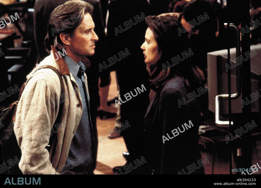 DEMI MOORE y MICHAEL DOUGLAS en ACOSO, 1994 (DISCLOSURE), dirigida por BARRY LEVINSON. Copyright WARNER BROTHERS / HAMILL, BRIAN.
