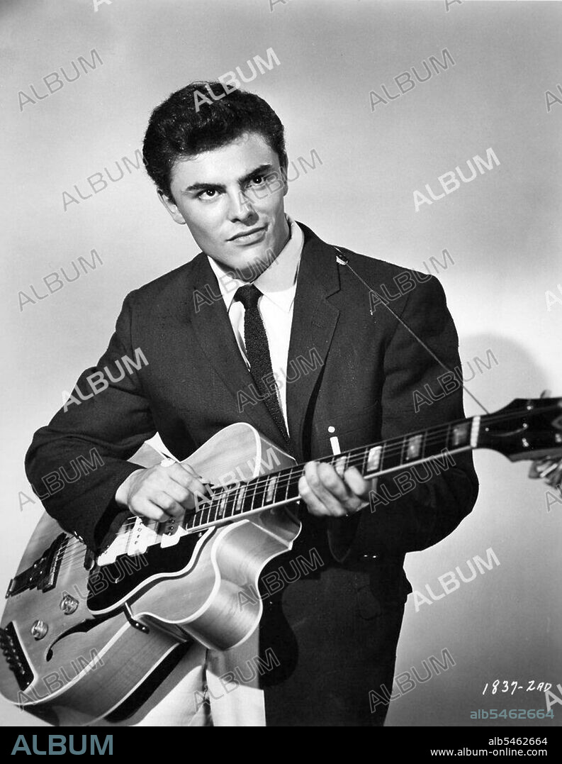 JOHN SAXON in ROCK 'N' ROLL, 1956 (ROCK, PRETTY BABY), unter der Regie von RICHARD BARTLETT. Copyright UNIVERSAL INTERNATIONAL PICTURES.