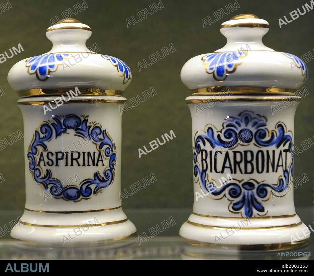 HISTORIA DE LA FARMACIA. TARROS DE BOTICA. "Aspirina" y Bicarbonato". MUSEO FARMACIA. TURKU. Finlandia. Norte Europa.