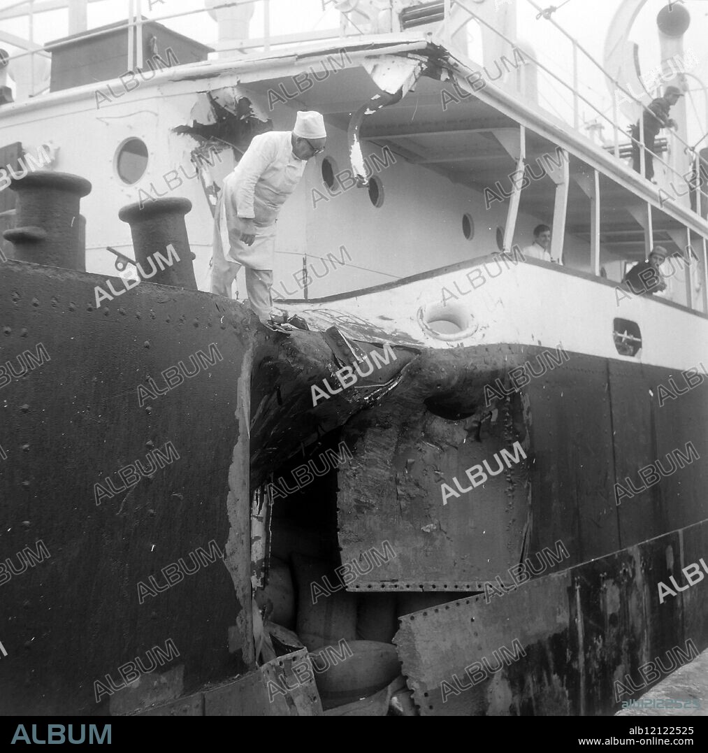SHIP CRASHES CISSOULA COOK INSPECTS GASH COLLISION WITH SALKINT IN SOUTHAMPTON ;. 29 FEBRUARY 1964.