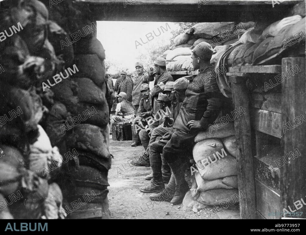El Carso (Italia), septiembre de 1917. En el frente italiano, una trinchera de primera línea en El Carso. Los soldados descansando antes de empezar un  ataque.