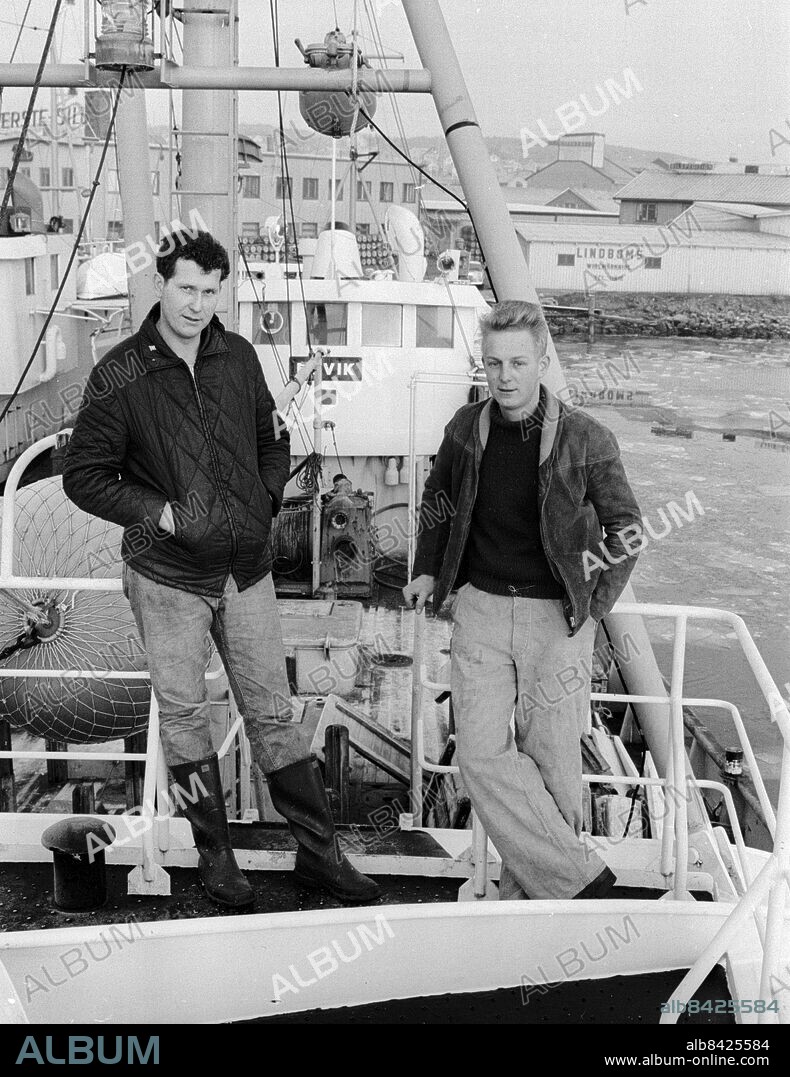 UDDEVALLA 1966-12-23.. Per-Uno Larsson och Börje Simonsson på ståltrålaren Bovik fd Tor-ön från Grundsund. *** Local Caption *** GP - Curt Warås' egen pärm Foto: Curt Warås / Kamerareportage / TT / Kod: 2524.