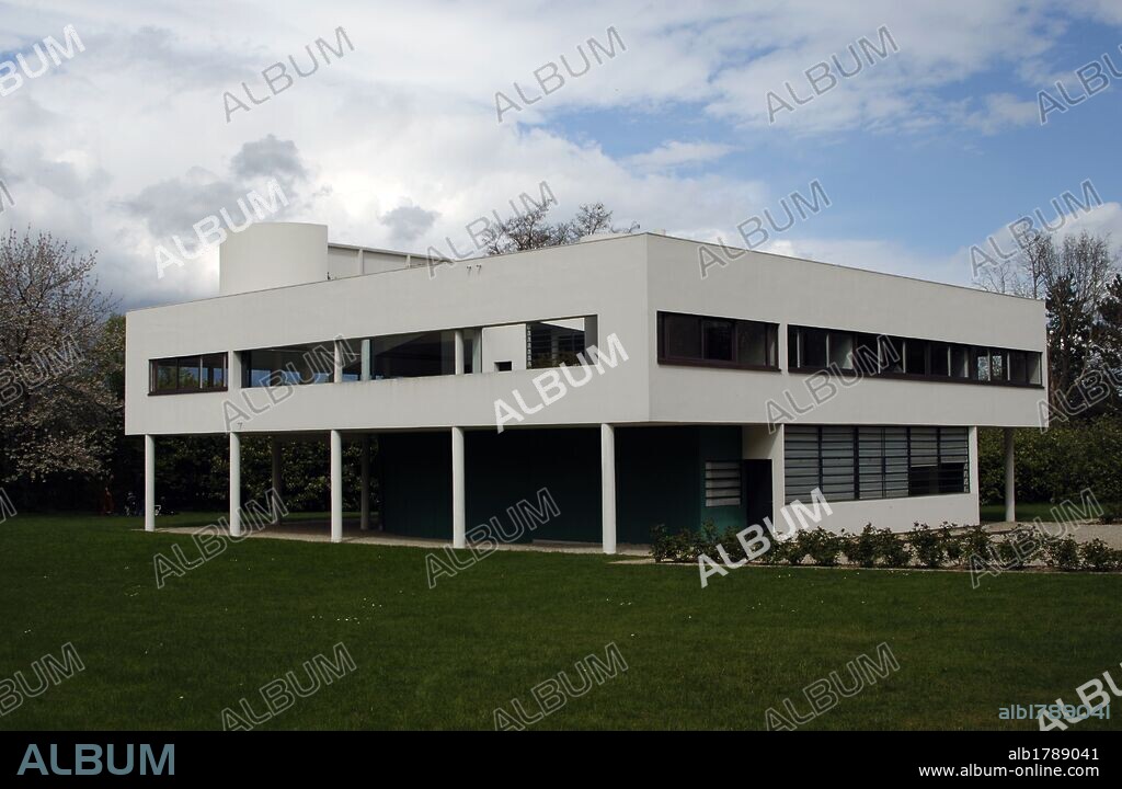 LE CORBUSIER and PIERRE JEANNERET. France. Poissy. Villa Savoye. Designed by Swiss architects Le Corbusier (1887-1965). 1928-1931. International style.