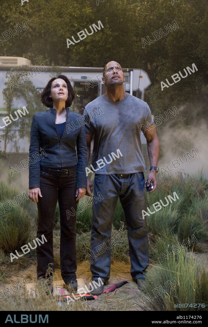 CARLA GUGINO and DWAYNE "THE ROCK" JOHNSON in RACE TO WITCH MOUNTAIN, 2009, directed by ANDY FICKMAN. Copyright WALT DISNEY PICTURES / PHILLIPS, RON.
