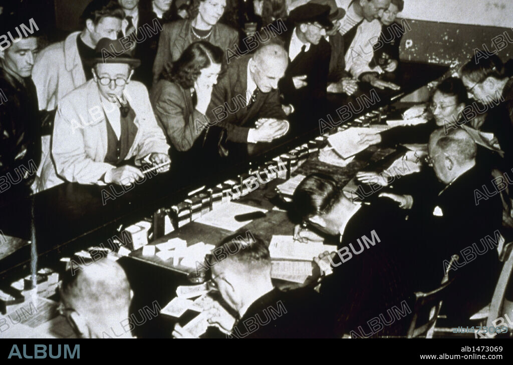 LA ALEMANIA DE LA POSTGUERRA (1945-1949). REFORMAS MONETARIAS DEL MARCO ALEMAN, realizadas el 20 y 21 de junio de 1948 en la Alemania soviética y occidental de manera independiente, profundizando más la separación económica de las dos Alemanias. Entrega del nuevo DM en una oficina de cambio.