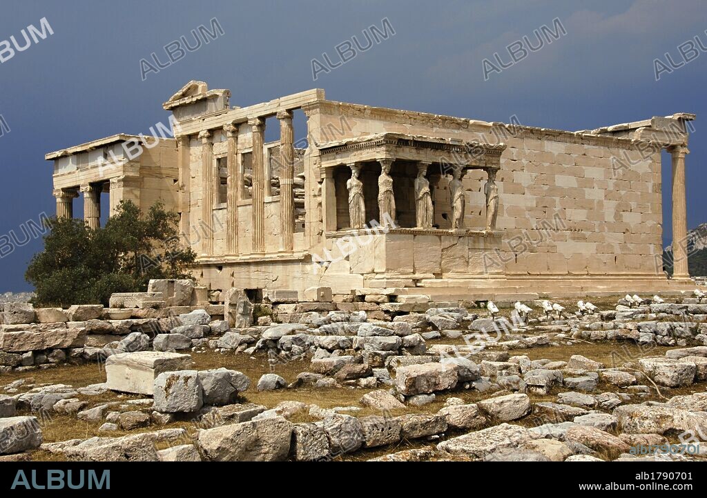 ARTE GRIEGO. S. V A. C. GRECIA. TEMPLO DE ATENEA POLIADA o ERECTEION. Templo jónico de planta irregular, reconstruido por FILOCLES en el 421 a. C. Vista lateral. Al fondo destaca la Tribuna de las Cariátides, galería añadida al templo en el 400 a. C. ACROPOLIS DE ATENAS.