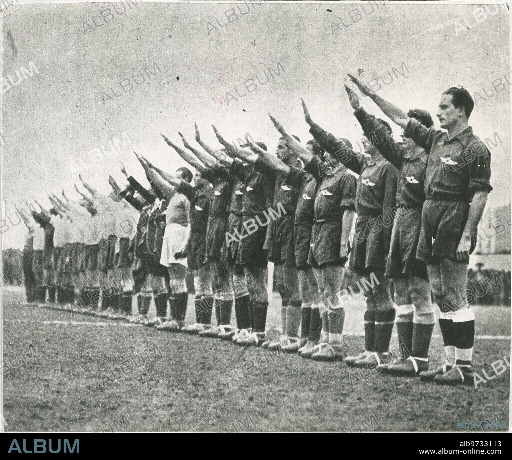Madrid, 02/05/1939. Partido de fútbol disputado en el Campo de Vallecas entre el Aviación Nacional y el Deportivo Alavés, que terminó con el restultado de empate a 1. En la imagen, los equipos saludan brazo en alto, durante su presentación. La alineaciones iniciales fueron, por el Deportivo Alavés, Lituarte, Garacibar, Quincoces, Urquidi, Langarica, Fede, Mardones, Iriondo, Elicegni, Gárate y Ellees. Y del Aviación Nacional: Guillermo, Mesa, Aparicio, Blanco, Germán, Machorro, Santi, Campos, Sañudo, Bracero y Vázquez.Este fue el primer partido del Aviación Nacional tras su traslado a Madrid.