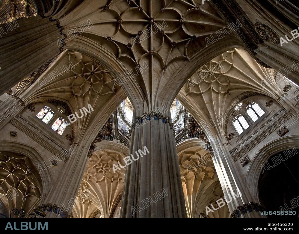 Salamanca (Spanien), Catedral Nueva ( Neue Kathedrale; 1513 begonnen; Arch.: Juan Gil de Hontañón; erst 1733 vollendet).-Teilansicht, innen: Blick in die Gewölbe der an die Vierung grenzenden Joche.-Foto, undatiert.