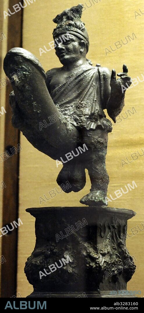 Arte romano. Lucerna de bronce con la representacion de un enano bailando con su sexo erecto. Siglo I d. C. Museo Arqueológico Nacional. Nápoles. Italia.