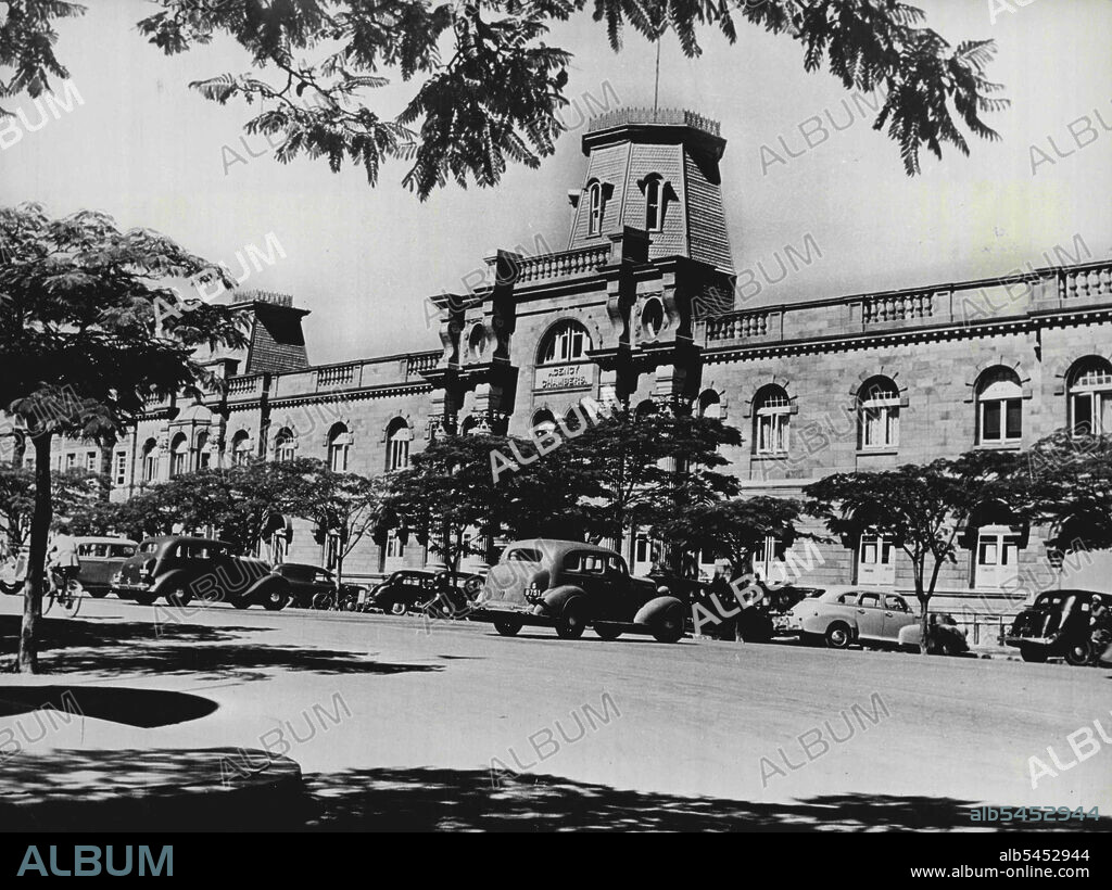 Bulawayo, Southern Rhodesia, The Main Street
The roads are wide because, when the town was laid out, Dr. Leander Starr Jameson insisted that they should be wide enough for a wagon and sixteen span of oxen to turn. Bulawayo, the largest town in Matabeleland, has a population of 75,000, including 35,000 Europeans. July 28, 1953. (Photo by Violet Northcott, Camera Press).