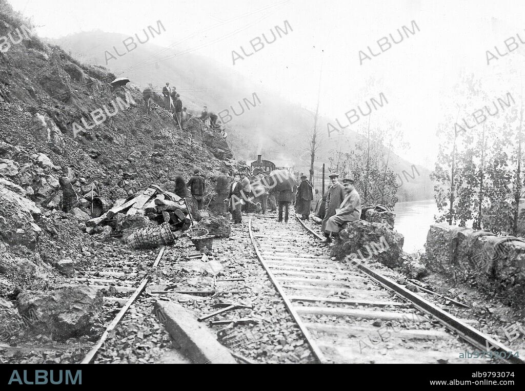 November 1912. Landslide on the railway track. Aspect of the line between Villabona and Tolosa, where a landslide has occurred that covers more than two kilometers in length.