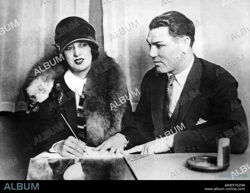 USA HOLLYWOOD 1925.. Estelle Taylor, skådespelerska, nyförlovad med Jack Dempsey, amerikansk boxare, världsmästare i tungvikt 1919-1926, skriver under ett kontrakt som gör Dempsey till hennes manager.. Foto: AB Text & Bilder / SVT / Kod: 5600. Engelsk originalbildtext.. Mapp: Dempsey, "Jack" William Harrison. Familjebilder 2.