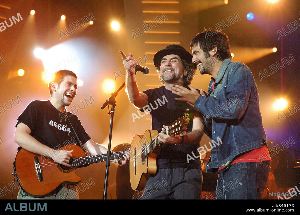 17 / 06 / 2006; Estadio Vicente Calderon. Madrid. Joaquin Sabina y Estopa durante el concierto.