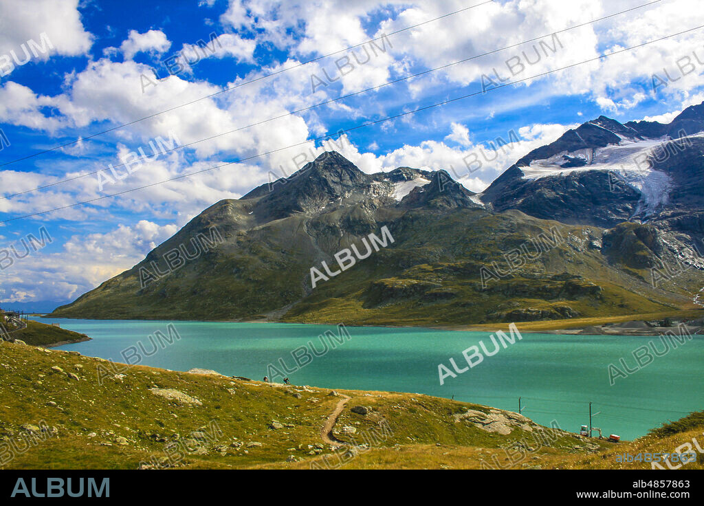 Poschiavo, Valposchiavo, Cantone Grigioni, Regione Bernina, Svizzera, Europa. The Lago Bianco (White Lake) at 2294 meters above sea level, in the background the mountains and the glacier of Bernina.