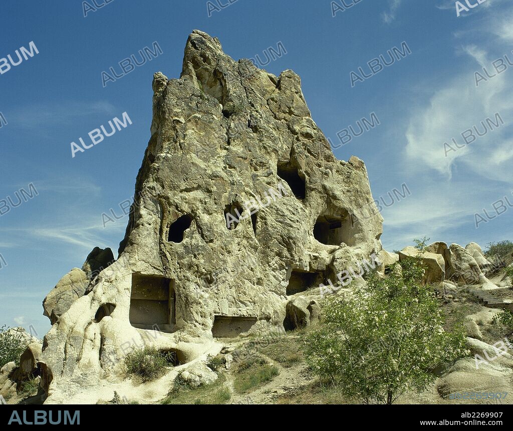 TURQUIA. CONJUNTO MONASTICO DEL VALLE DE GÖREME. Vista general de una de las viviendas trogloditas excavadas a distintos niveles de la roca, donde vivían los monjes. Museo al aire libre del Valle de Göreme. Región de La CAPADOCIA. Península de Anatólia.