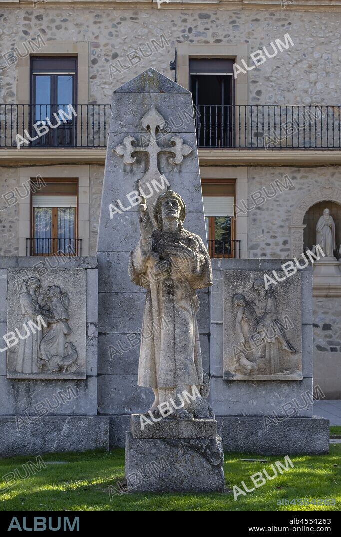 Monumento al peregrino, Obra clasicista, iniciada en 1968 por el escultor Vicente Ochoa, Santo Domingo de la Calzada, La Rioja, Spain.