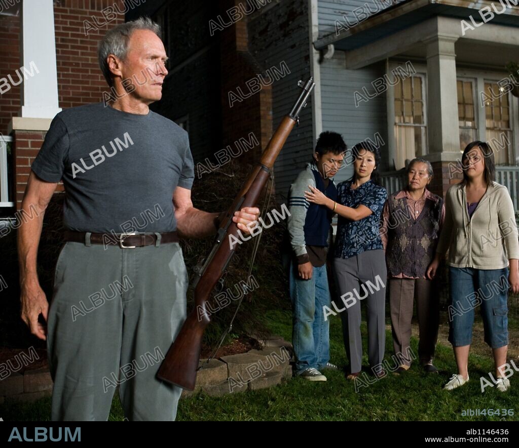 AHNEY HER, BEE VANG, BROOKE CHIA THAO, CHEE THAO y CLINT EASTWOOD en GRAN TORINO, 2008, dirigida por CLINT EASTWOOD. Copyright DOUBLE NICKEL ENTERTAINMENT/GERBER PICTURES/MALPASO PRODUC./ / RIVETTI, ANTHONY MICHAEL.
