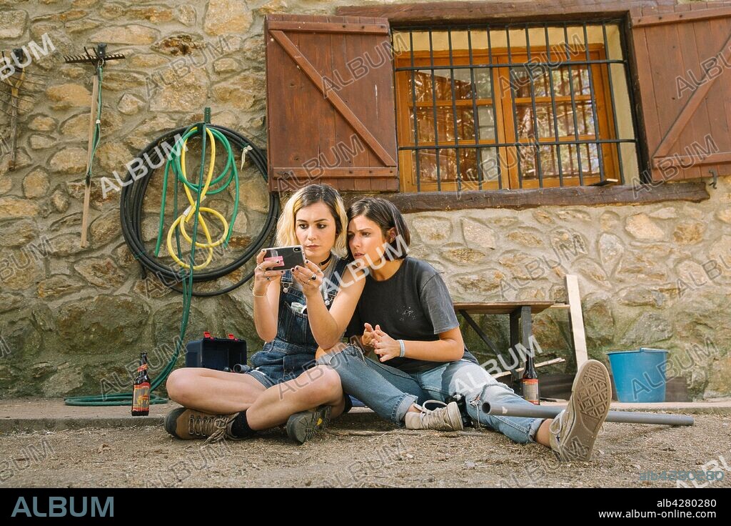 IRIA DEL RIO y NADIA DE SANTIAGO en EL INCREÍBLE FINDE MENGUANTE, 2019, dirigida por JON MIKEL CABALLERO. Copyright Montreux Entertaiment / Trepamuros Producciones.