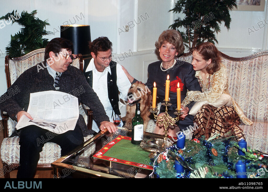 EVELYN HAMANN'S STORIES FROM LIFE - As the daughter of "Blumen-Beck - since 1904", Trude (EVELYN HAMANN, 2nd from right) has the traditional duty to prove her class in the Advent wreath she has tied herself. But what to do when the dog turns art into chaos? Scene with GERD BALTUS, FABIAN HARLOFF, CHIARA SCHORAS aka. Advent, Advent / Headline: EVELYN HAMANN'S STORIES FROM LIFE.