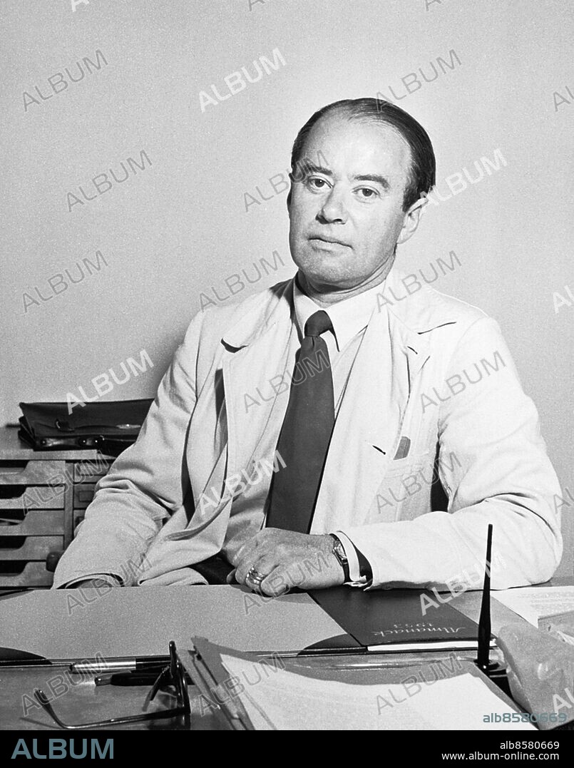 Orig. bildtext... Prof Arne Tiselius Kemikum, Uppsala Anm. Tiselius, Arne, 1902-71, kemist, professor i biokemi vid Uppsala universitet 1938-68. Nobelpriset i kemi 1948 Skrivbord CD107 persons: Arne Tiselius sites: SVERIGE ;UPPSALA.