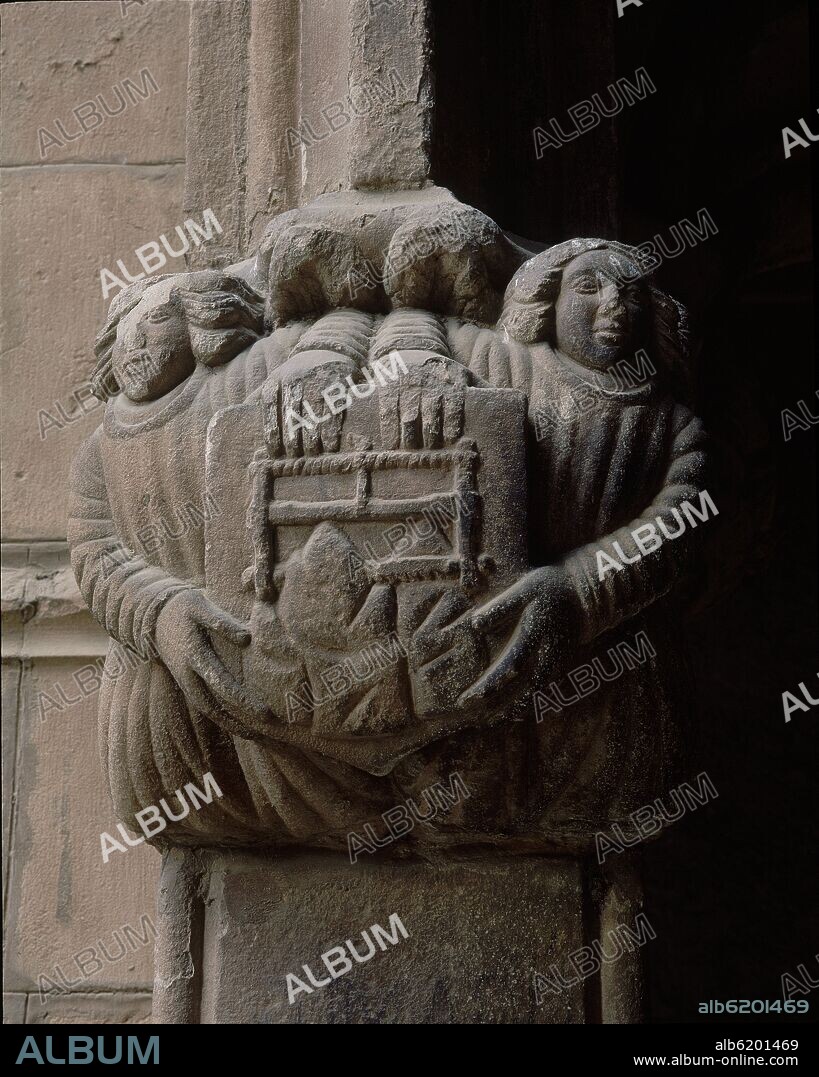 CAPITEL DEL CLAUSTRO GOTICO CON EL ESCUDO.
