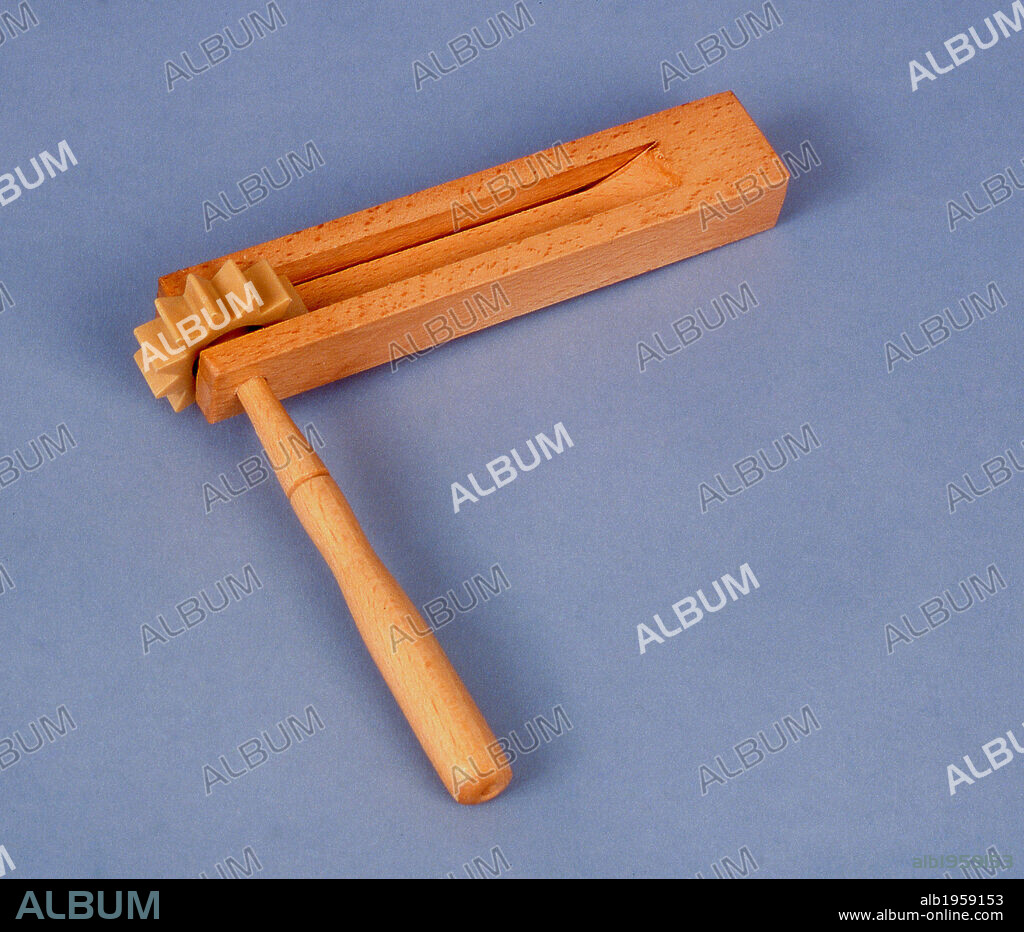 MATRACA o CARRACA. Instrumento musical popular de madera, de percusión y perteneciente a la famila de los idofonos.
