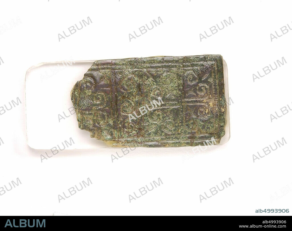 a: rectangular plate with oval buckle, b: connecting plate with clip-shaped recess, c: rectangular plate fragment, opening, d: triangular plate fragment, e: triangular plate fragment, f: quadrangular plate fragment, ab connected by leather fragments , material: bronze, leather., Size: a. plate: L.1,15, Br. 3.7 D. 0.15, bracket: L. 2.6 Br. 4.5, b: L.7.15 Br.4.3 D. 0.15, c: L.5.55 Br.3.25 D. 0.15, d: L.4.84 Br 3, 16 D. 0.15, e: L. 4.07 Br.3.3 D. 0.15, f: L. 3.76 Br.3.55 D.0.15, attachment plate in Kerbschnitt decoration, garniture type A , metal, bronze, 10,6 x 3,6 cm, vmeb 375-400, Netherlands, Utrecht, Rhenen, Rhenen, grave 818.