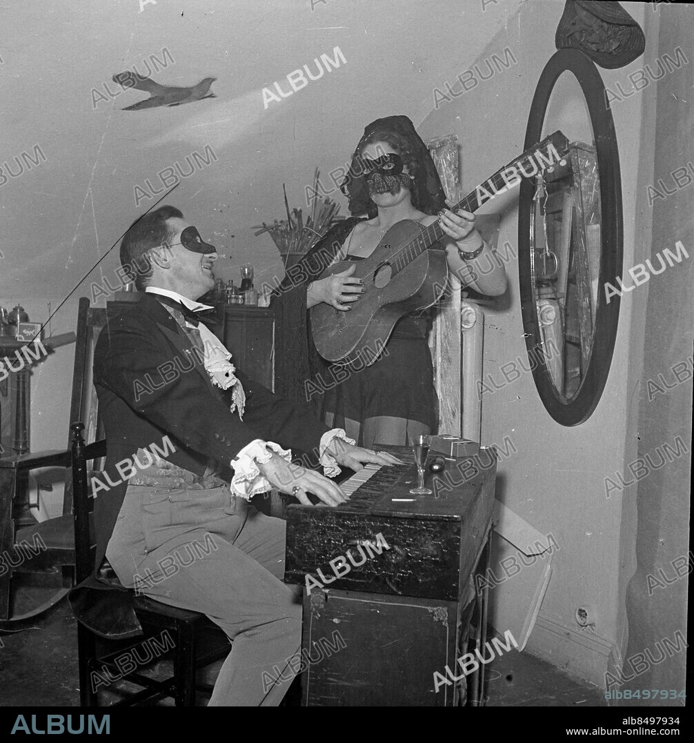GÖTEBORG 1944-02-05.. Maskerad - en kvinna och man är utklädda till spanjorer och de spelar på gitarr och piano. *** Local Caption *** Krep 2013-07 Foto: Kamerareportage / TT / Kod: 2524.