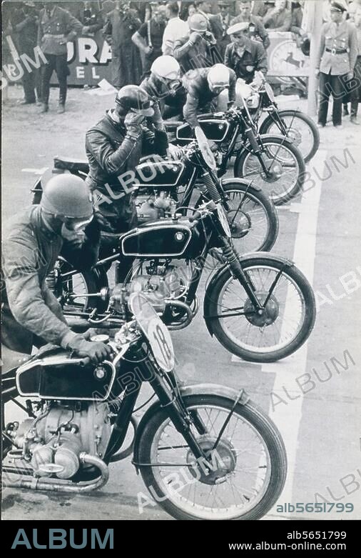 Verkehr / Motorsport / Motorradrennen. BMW-Motorräder am Start. Foto, o. O. u. J. (Solitude-Rennstrecke bei Stuttgart?, Anfang 50er Jahre). Aus einem Photoalbum mit Aufnahmen zum Motorradsport. Frankfurt am Main, Privatsammlung.