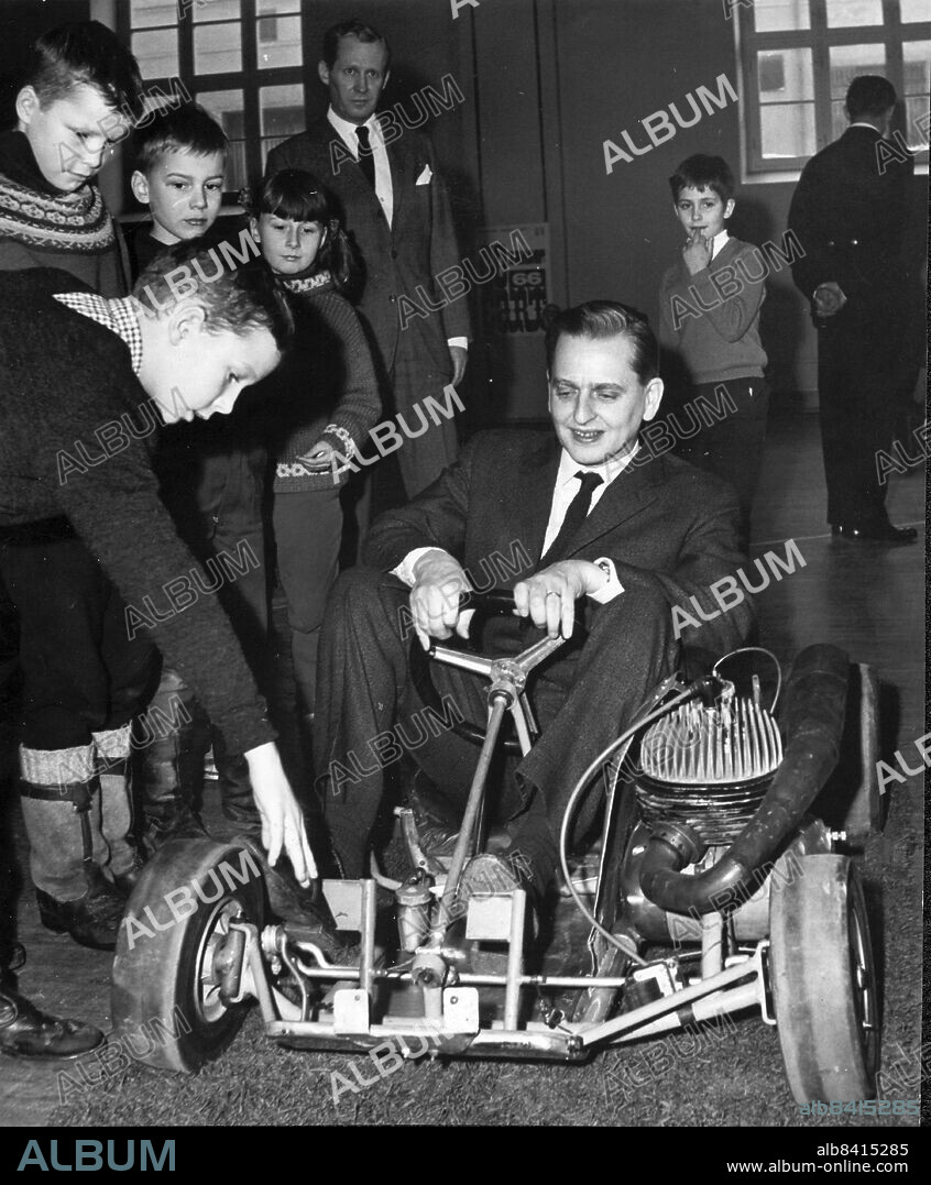 STOCKHOLM 19660210 . Kommunikationsminister Olof Palme (S) kör go-kart bland ungdomar på utställningen Go-Cart 66 på Teknorama på Tekniska Museet i Stockholm den 10 februari 1966.. Foto: Roland Jansson / DN / TT / Kod: 29. ** SvD OUT **.
