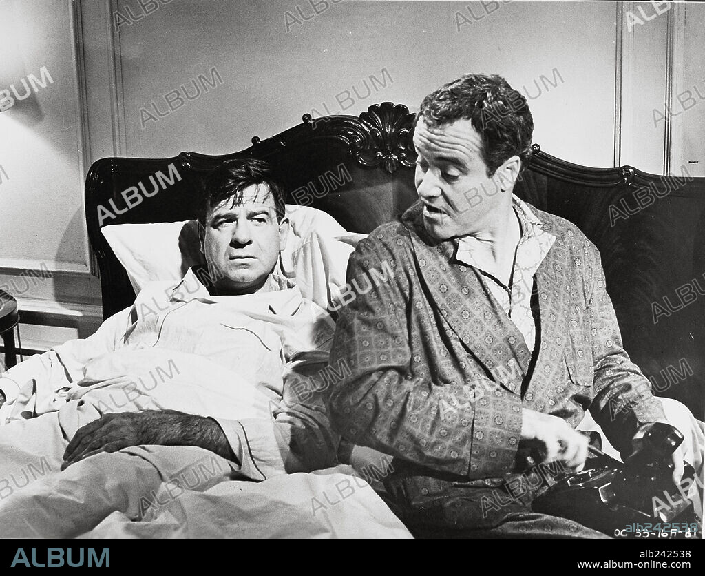 JACK LEMMON y WALTER MATTHAU en LA EXTRAÑA PAREJA, 1968 (THE ODD COUPLE), dirigida por GENE SAKS. Copyright PARAMOUNT PICTURES.