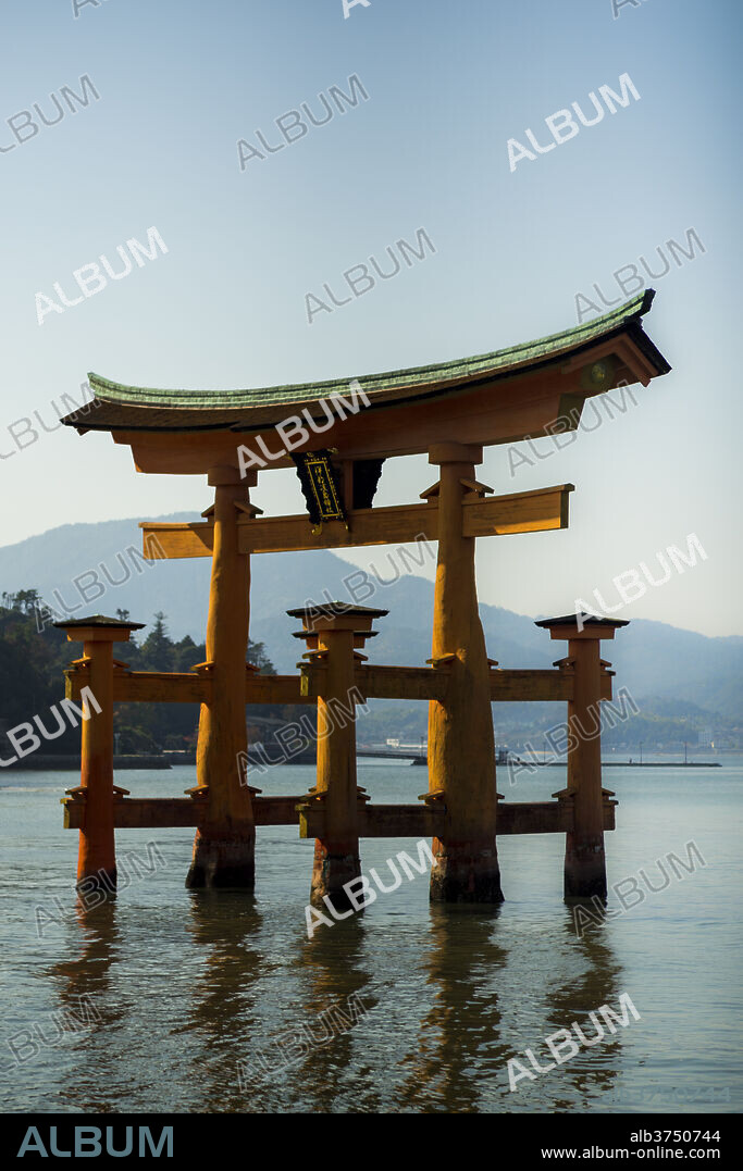 The floating red wooden torii gate of Itsukushima Shrine on Miyajima island, Itsukushima, UNESCO World Heritage Site, Hiroshima Prefecture, Honshu, Japan, Asia.