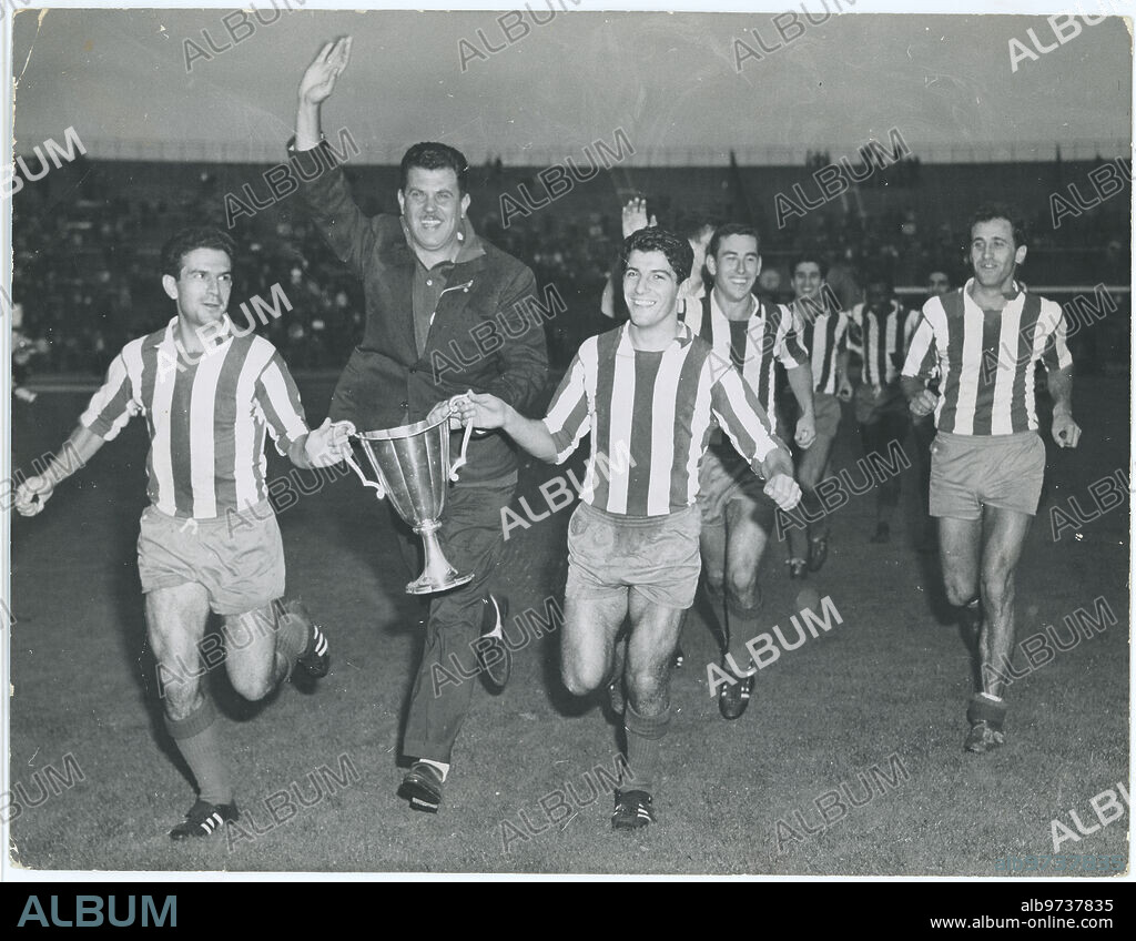 Stuttgart (Alemania), 05/09/1962. Final de la Recopa de Europa, partido de desempate, disputado en el estadio Neckarstadion entre el Atlético de Madrid y la Fiorentina, que terminó con la victoria de los madrileños por 3 a 0. En la imagen, Rivilla, Villalonga y Collar con el trofeo.