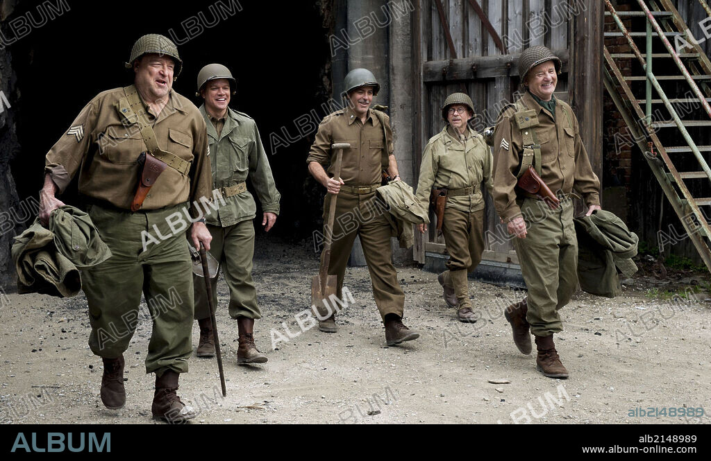 BILL MURRAY, BOB BALABAN, GEORGE CLOONEY, JOHN GOODMAN y MATT DAMON en THE MONUMENTS MEN, 2013, dirigida por GEORGE CLOONEY. Copyright FOX 2000 PICTURES.