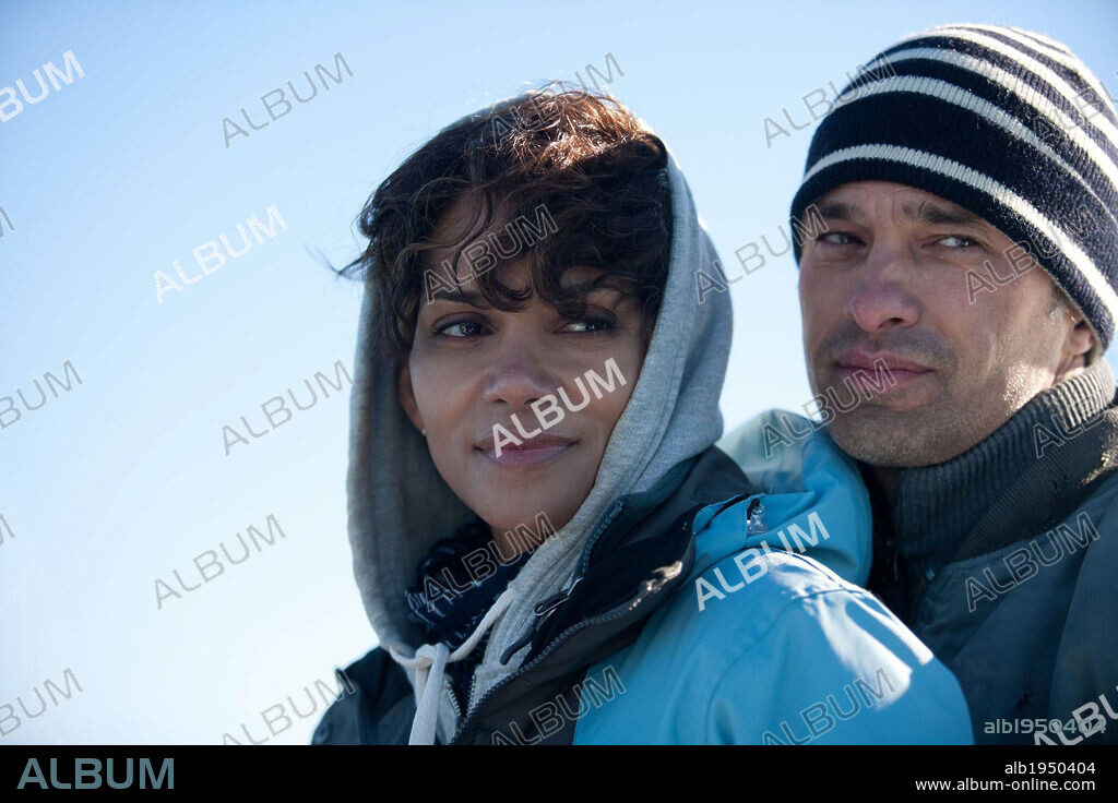 HALLE BERRY y OLIVIER MARTINEZ en MAREA LETAL [DARK TIDE], 2011 (DARK TIDE), dirigida por JOHN STOCKWELL. Copyright MAGNETIC MEDIA PRODUCTIONS.