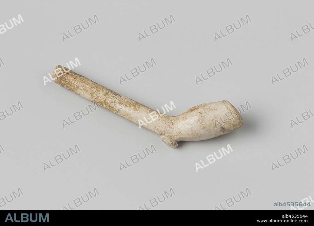 White earth pipe with losange figures with two lilies in it, White earth pipe with losange figures with two lilies in it., anonymous, c. 1400 - c. 1950, earthenware, pipe clay, l 9.5 cm l 3.7 cm × w 1.1 cm.