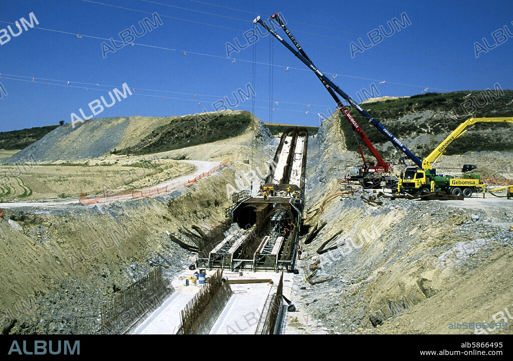 cerca de Aoiz / Agoitz; obra asociada a construción de pantano de Aoiz.