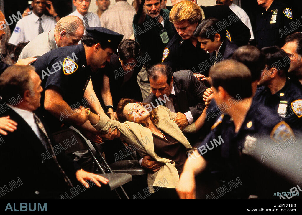 FAYE DUNAWAY en LA OTRA CARA DEL CRIMEN, 2000 (THE YARDS), dirigida por JAMES GRAY. Copyright INDUSTRY ENTERTAINMENT.