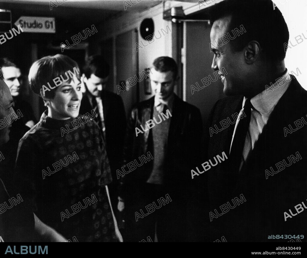 19661031.. Harry Belafonte (t.h.), amerikansk sångare och skådespelare, och TV-journalisten Christina Hansegård.. Foto: Bertil S-son Åberg / SVT / Kod: 5600. RiR 17969 sv/v. Mapp: Belafonte, Harry.