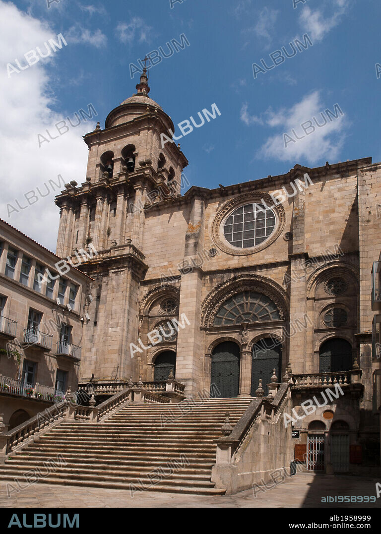 ARTE ROMANICO. ESPAÑA. CATEDRAL DE OURENSE. Ocupa el lugar de un antiguo templo de los suevos, siendo edificada entre los s. XII y XIII. Vista general de la FACHADA OESTE. Galicia.